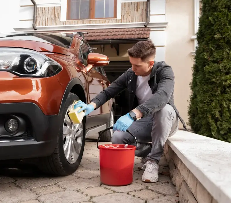 Lavage auto à domicile Le Chauchet : professionnel intervenant sur un véhicule
